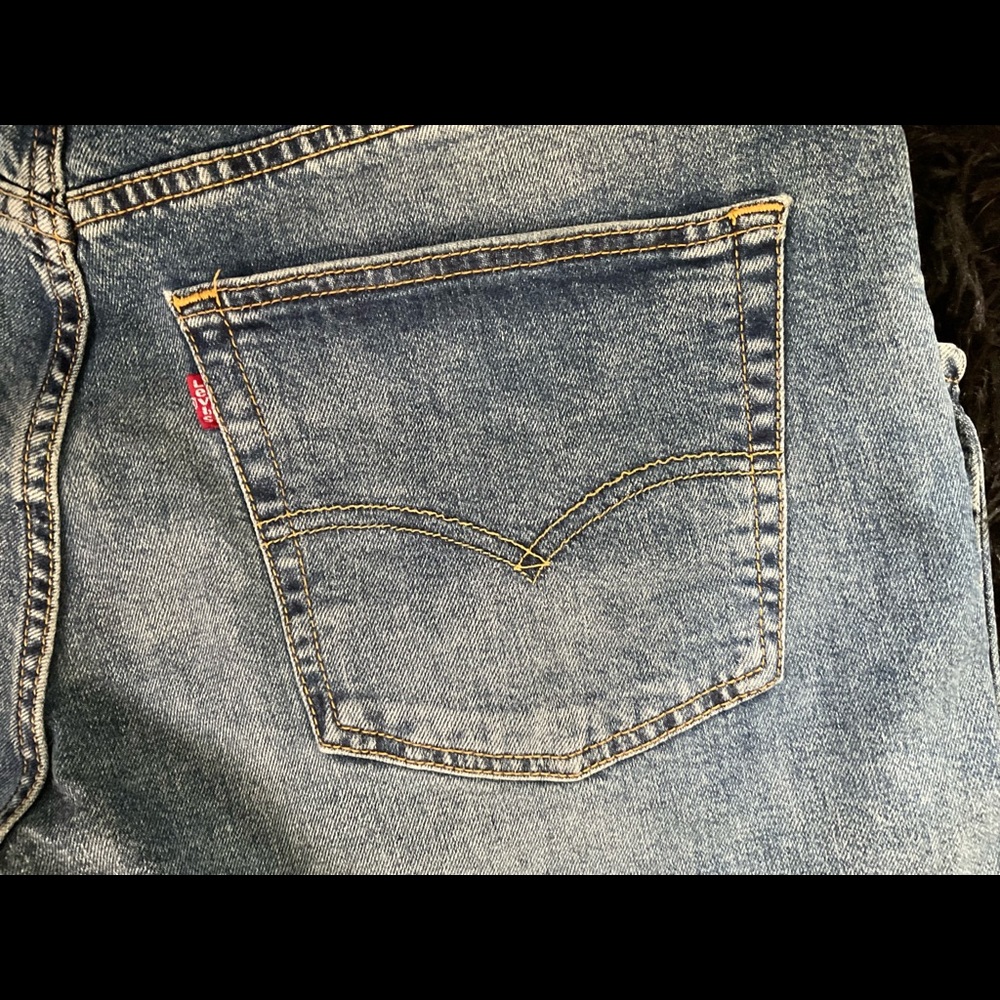 “LEVI STRAUS” Men’s 541 Medium Wash Athletic Fit Jeans. - Picture 8 of 15